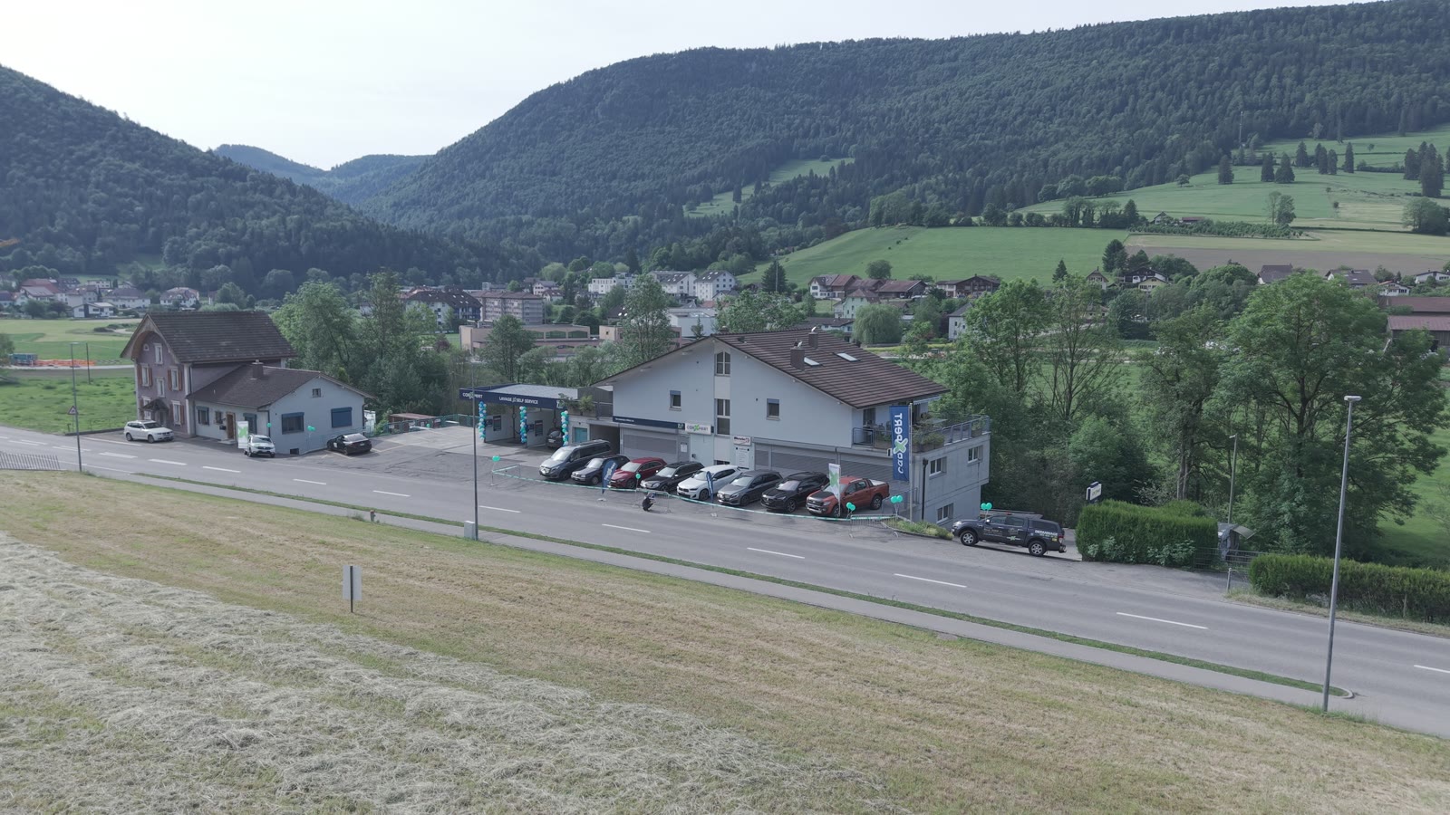 Vue aérienne du garage à Sonceboz, au bord de la route dans la vallée du Jura bernois