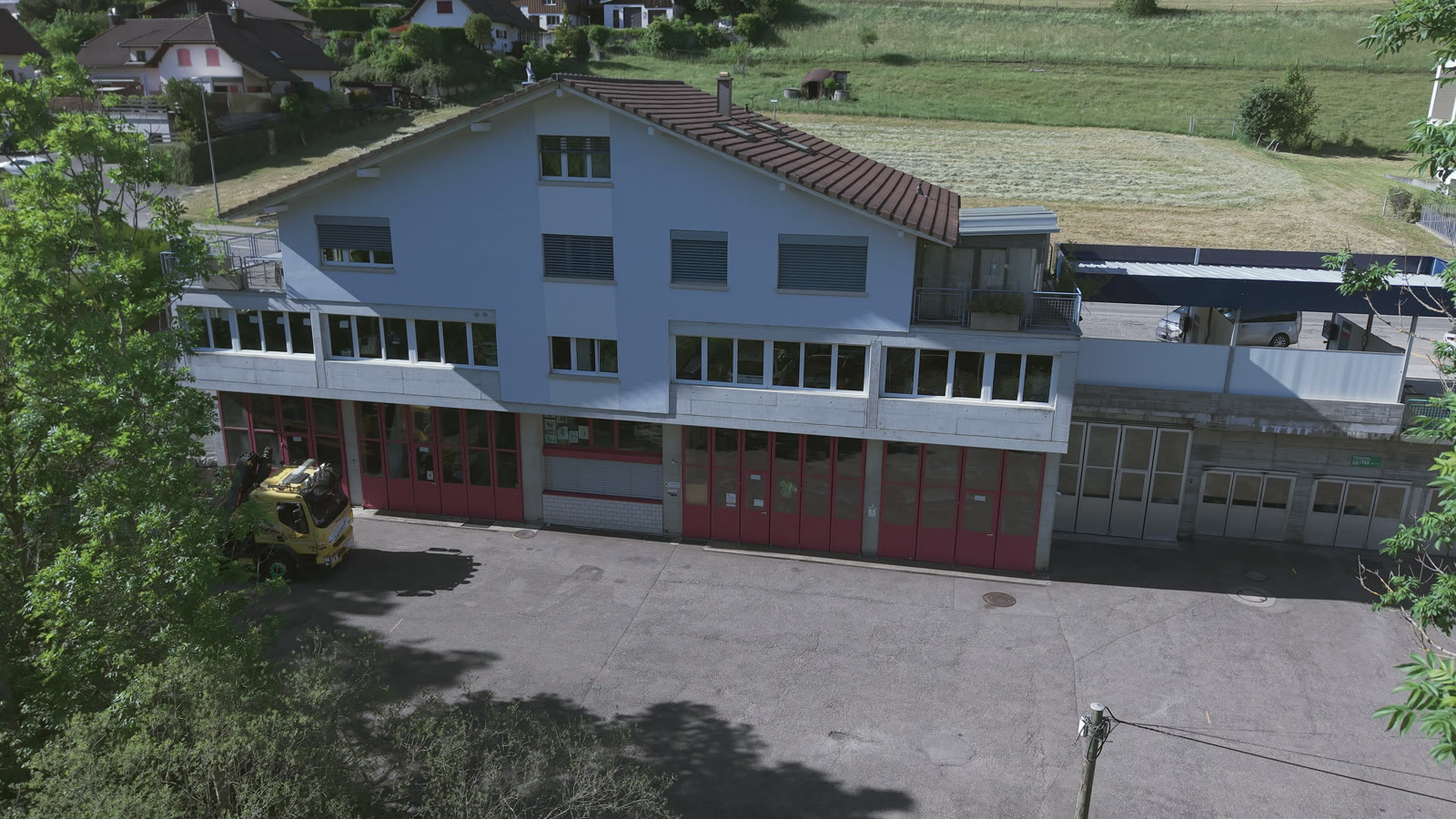 Façade de l’atelier avec ses portes rouges, vue du ciel