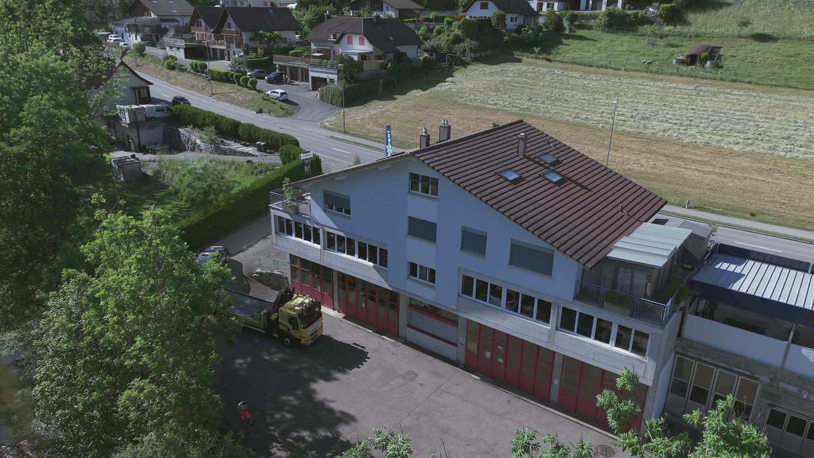 Vue aérienne de l’atelier du Centre du Pare-Brise Grand Chasseral à Sonceboz